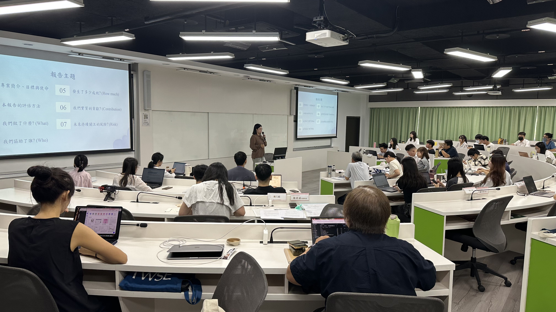 公事所食物銀行報告，現場亦邀請碩一學弟妹觀摩學習圖片