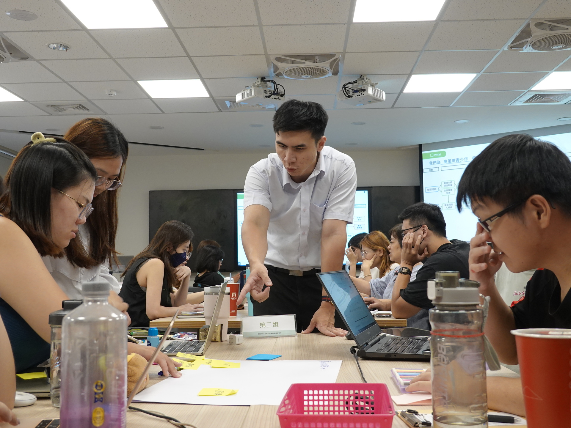 連佑德經理於工作坊與學生共同討論圖片