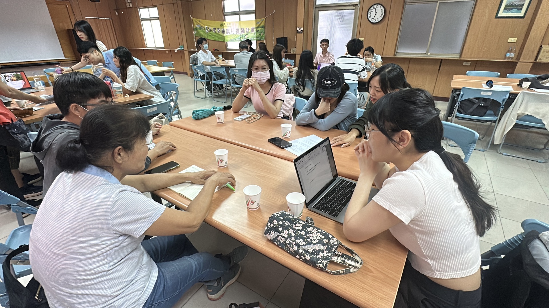 企管系學生於屏東長治鄉農會訪談可可農民，討論與規劃後續行銷設計圖片