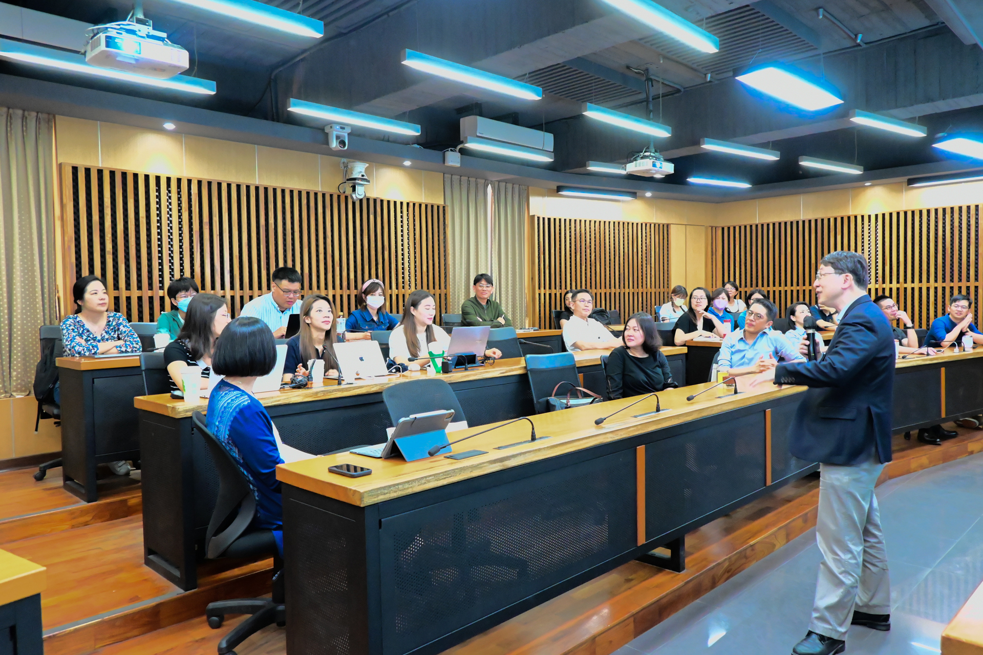 Prof. Tsai engages in Q&A with Ph.D. students