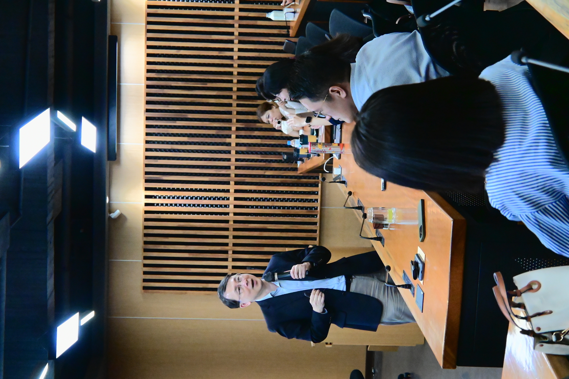 Prof. Tsai delivers a clear and engaging talk