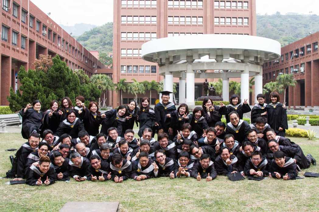 中山大學EMBA合照圖片