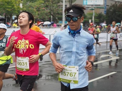 2018台北馬拉松周日登場，參賽者穿上不易運動的「襯衫」路跑。圖／業者提供