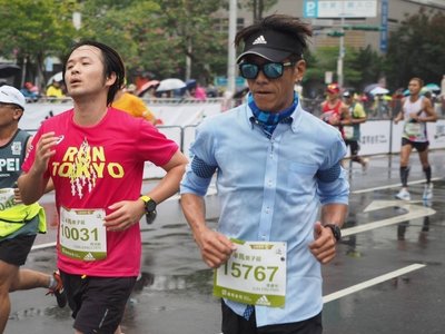 2018台北馬拉松周日登場，參賽者穿上不易運動的「襯衫」路跑。圖／業者提供圖片