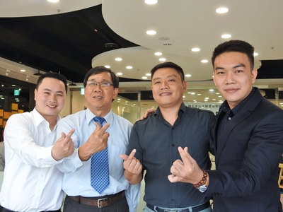FPT學員與黃賀教授(左二)課後合影Image