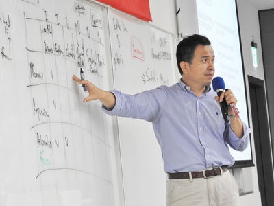 中山EMBA執行長徐士傑教授以哈佛個案進行教學圖片