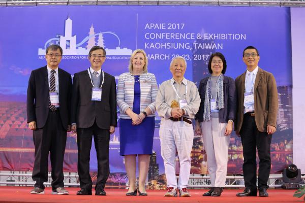 APAIE 2017 3月21日於高雄展覽館盛大開幕，本次由中山大學主辦，全球52國逾1500人共襄盛舉。左起中山大學校長鄭英耀、教育部次長姚立德、APAIE主席Susan Elliott、中研院院士曾志朗、教育部國際及兩岸教育司司長楊敏玲、中山大學國際長郭志文。圖片
