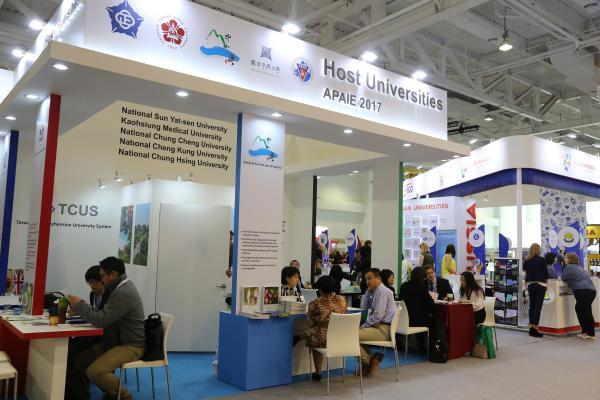 APAIE 2017為國內教育界最大規模的國際盛會。圖為台灣綜合大學系統展覽攤位，本次主辦單位為中山大學、 共同協辦單位為中山大學聯盟學校，包括高雄醫學大學、國立成功大學、國立中興大學及國立中正大學。圖片