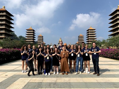 ACT學生與法師合影留念圖片