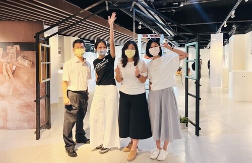 主辦單位合照，本展覽是產、官、學與民間的通力合作。左起中山管院副院長郭瑞坤、台灣福興文教基金會林宜錚執行長、岡山眷村文化協會常務理事張允慧、日青創藝負責人洪榆橙。圖片