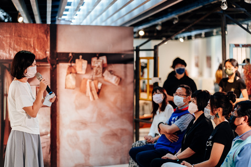 日青創藝負責人洪榆橙分享策展的過程並進行展場導覽圖片
