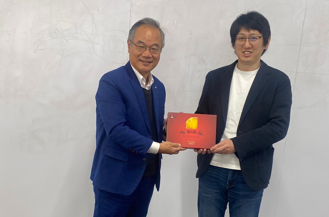 班代代表頒贈田導教授感謝禮品圖片