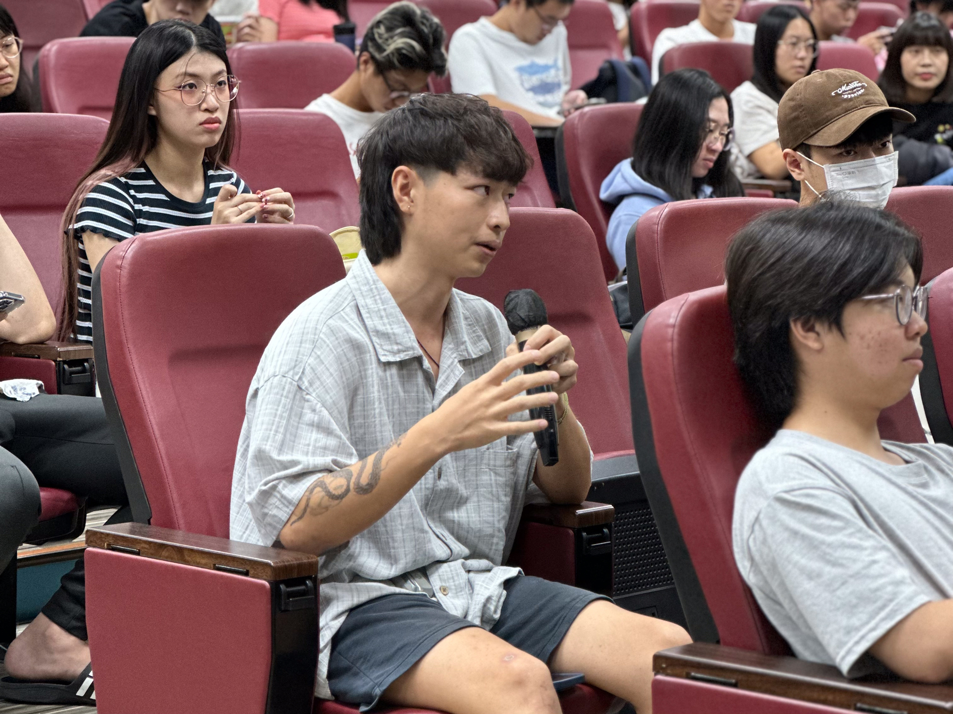 同學向講師提問圖片