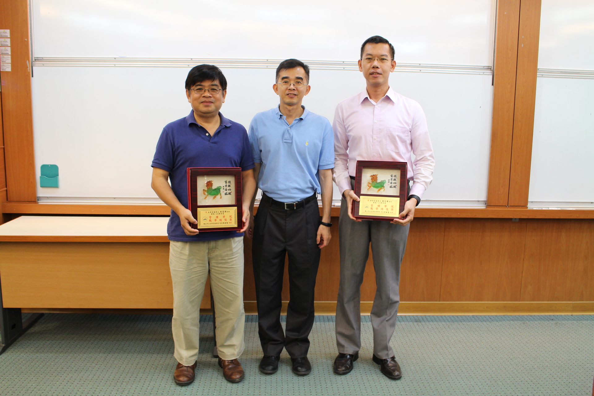 105管院教學績優獎-左起林豪傑老師、陳世哲院長、唐俊華老師圖片
