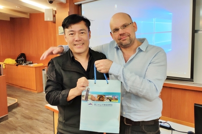 IBMBA雷英瑞老師(右)頒贈感謝紀念品給周頌平先生(左)圖片