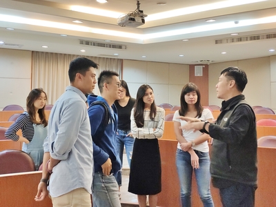 課後周頌平先生熱情回覆學生提問圖片