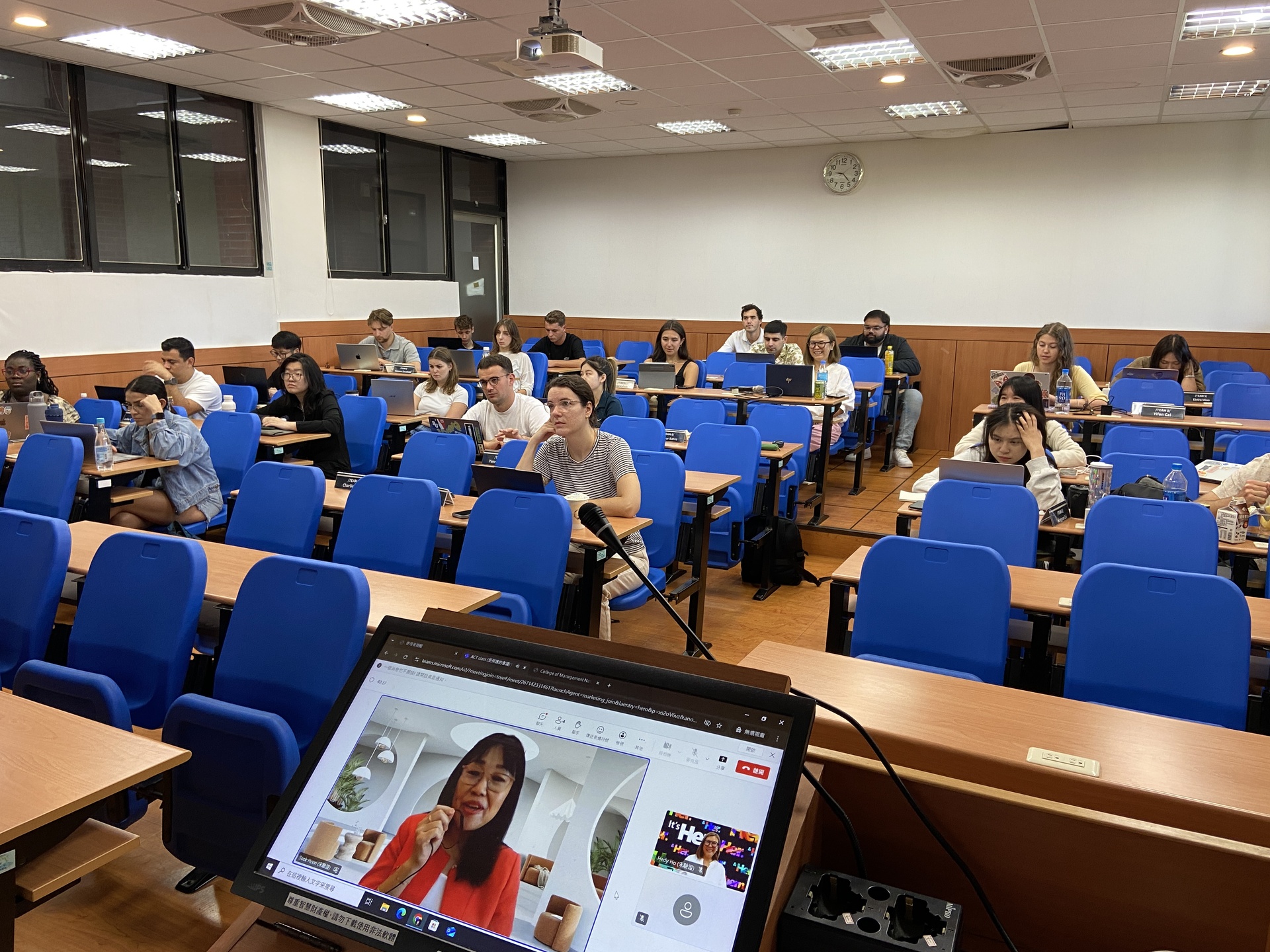 同學們聚精會神聆聽演講圖片