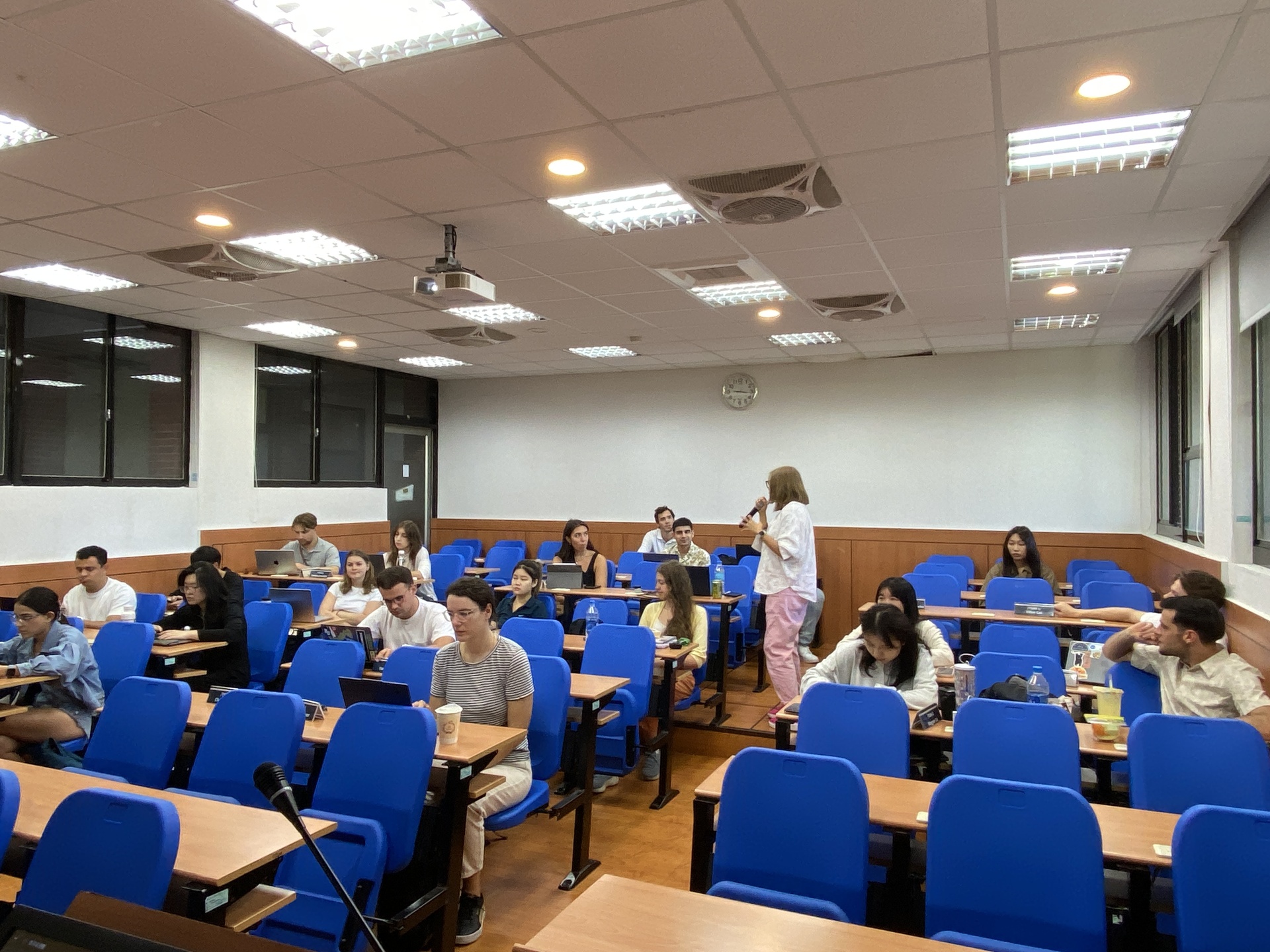 何虹博士帶領同學們與Sook Hoon Cheah女士互動圖片