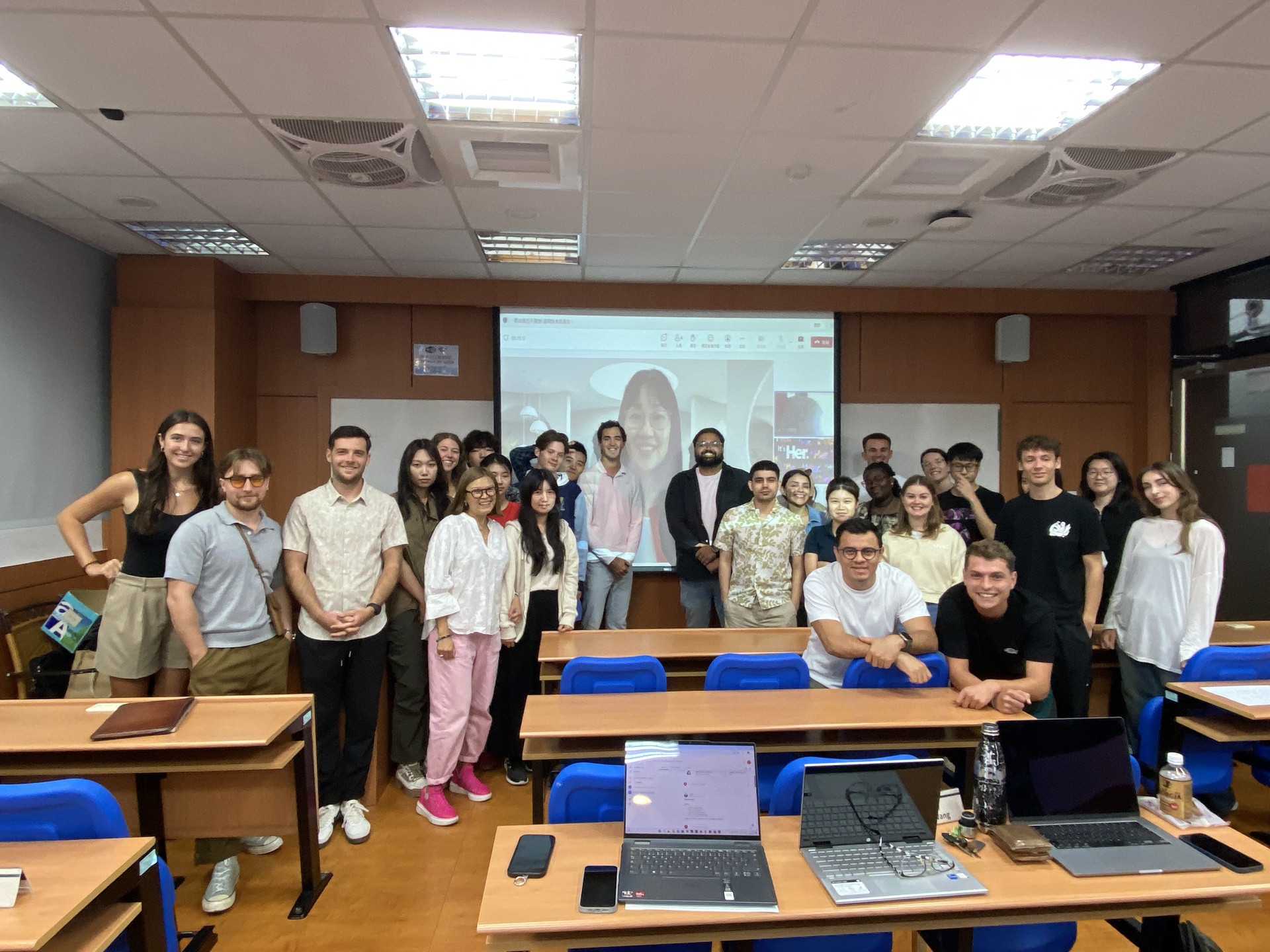 與會者們與Sook Hoon Cheah女士的合影圖片