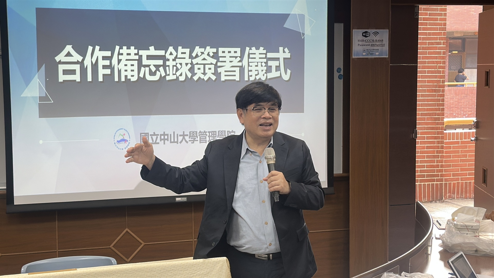 國立中山大學管理學院林豪傑院長致詞，感謝企業對管院及USR計畫支持。圖片