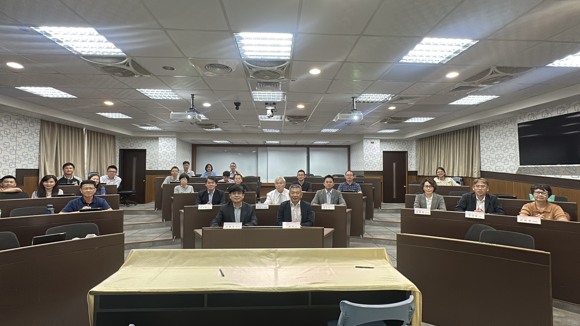 中山大學管院系所主管群與企業合作夥伴代表共同見證簽署儀式，期未來雙方共構社會實踐參與機制。圖片