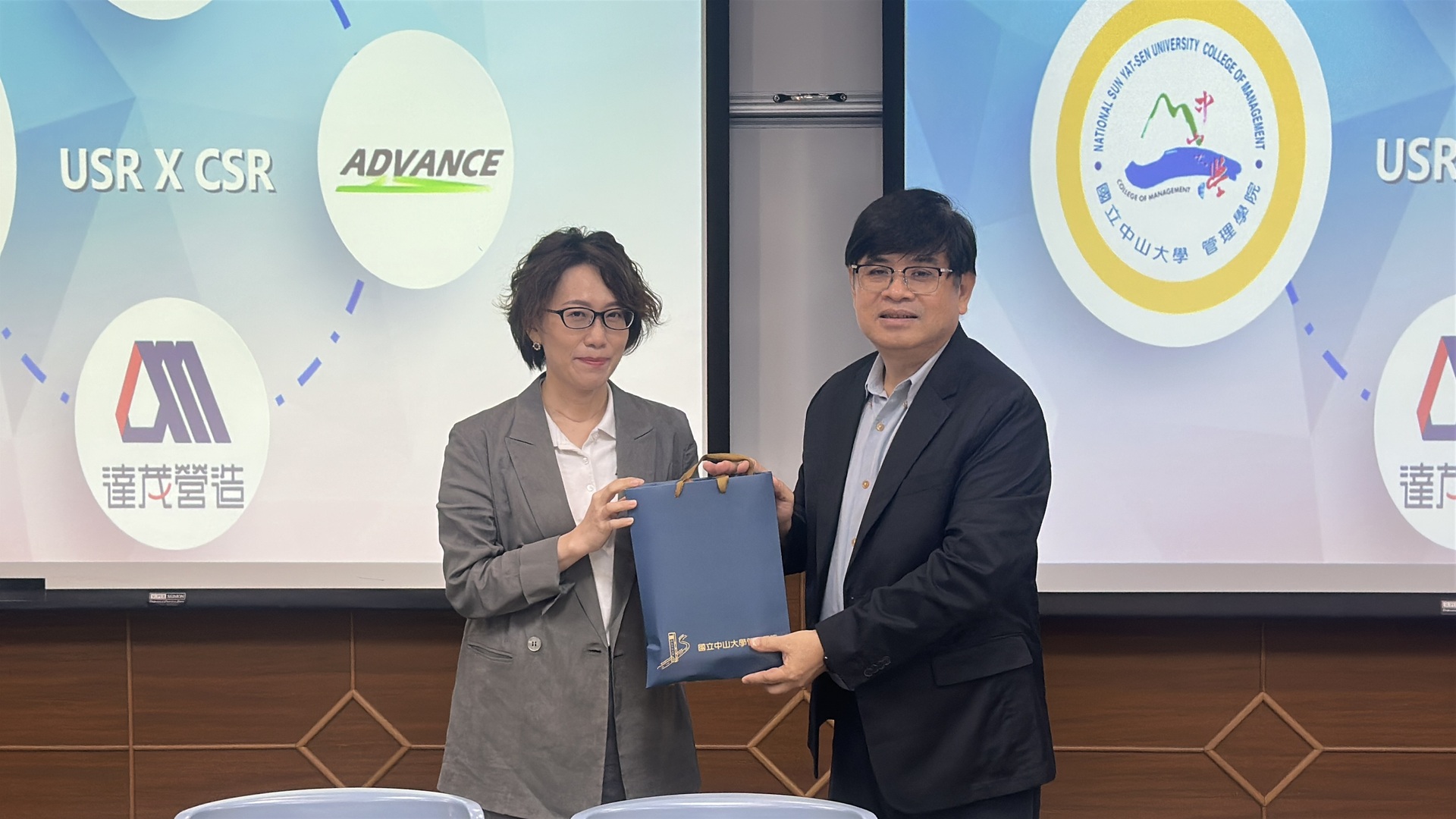 中山管院致贈禮品給企業夥伴們圖片