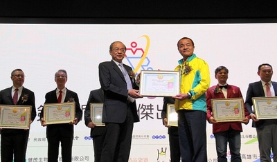 高雄市十大傑出市民頒獎 洪東煒盼帶動城市更美好（大成報）圖片