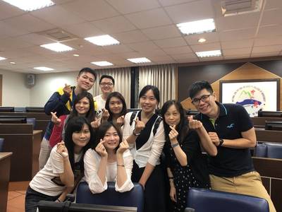 王豫萱老師(右三)深受學生愛戴