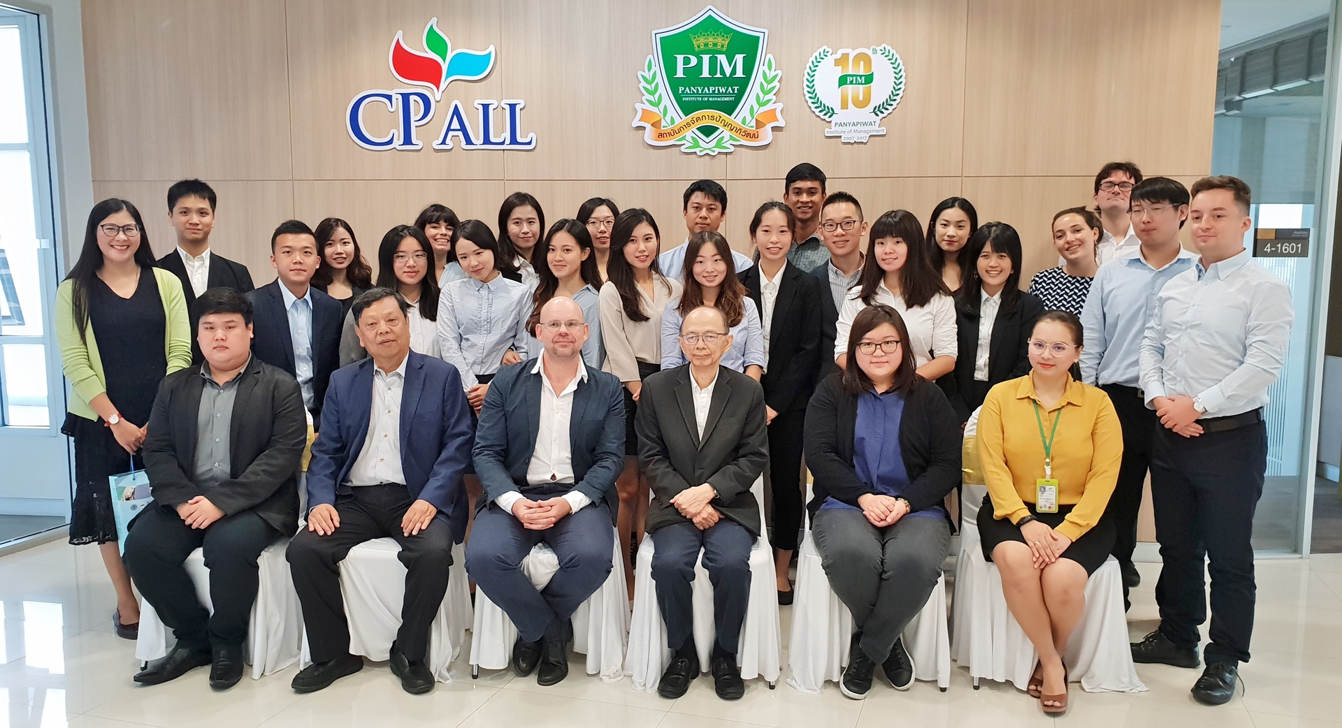 開班典禮_與正大管理學院副校長Phornvit Phachrintanakul(一排右三)、梁秉群總監(一排左二)合照圖片