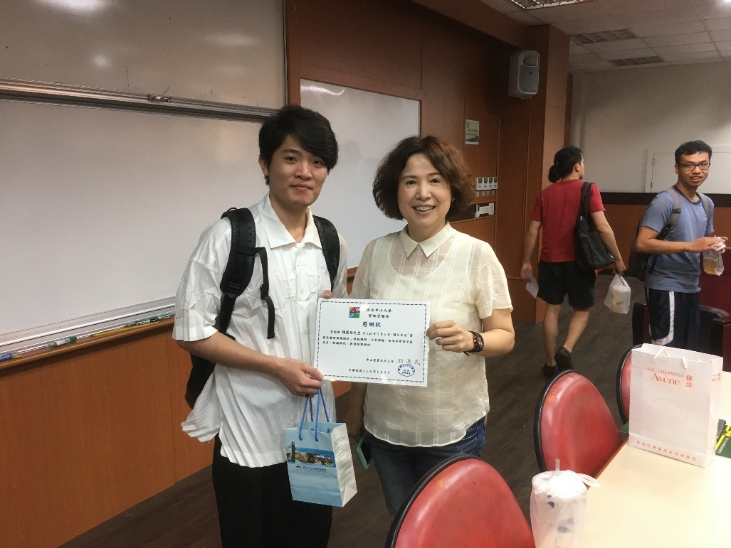 林芬慧老師代表中山資管贈禮陳囿任圖片