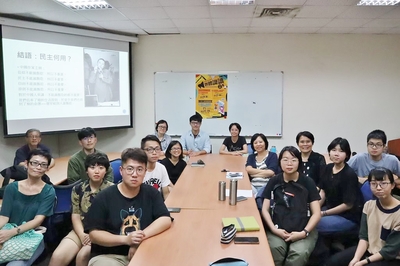 Group photo of attendants of the lecture “Combating the Sense of National Doom” in the Media Literacy Lecture Series