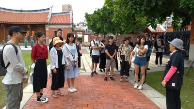 導覽老師說明園區內的建築特色圖片