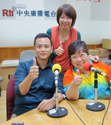 戴子良學長(左)接受中央廣播電台專訪