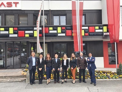 趙曼君(左三)與企業諮詢顧問專案組員於企業前合影圖片