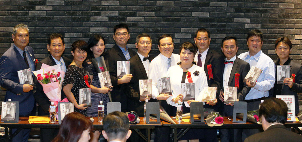 中山大學 E17 12位CEO 共同出書傳承創業經驗。記者劉學聖／攝影圖片