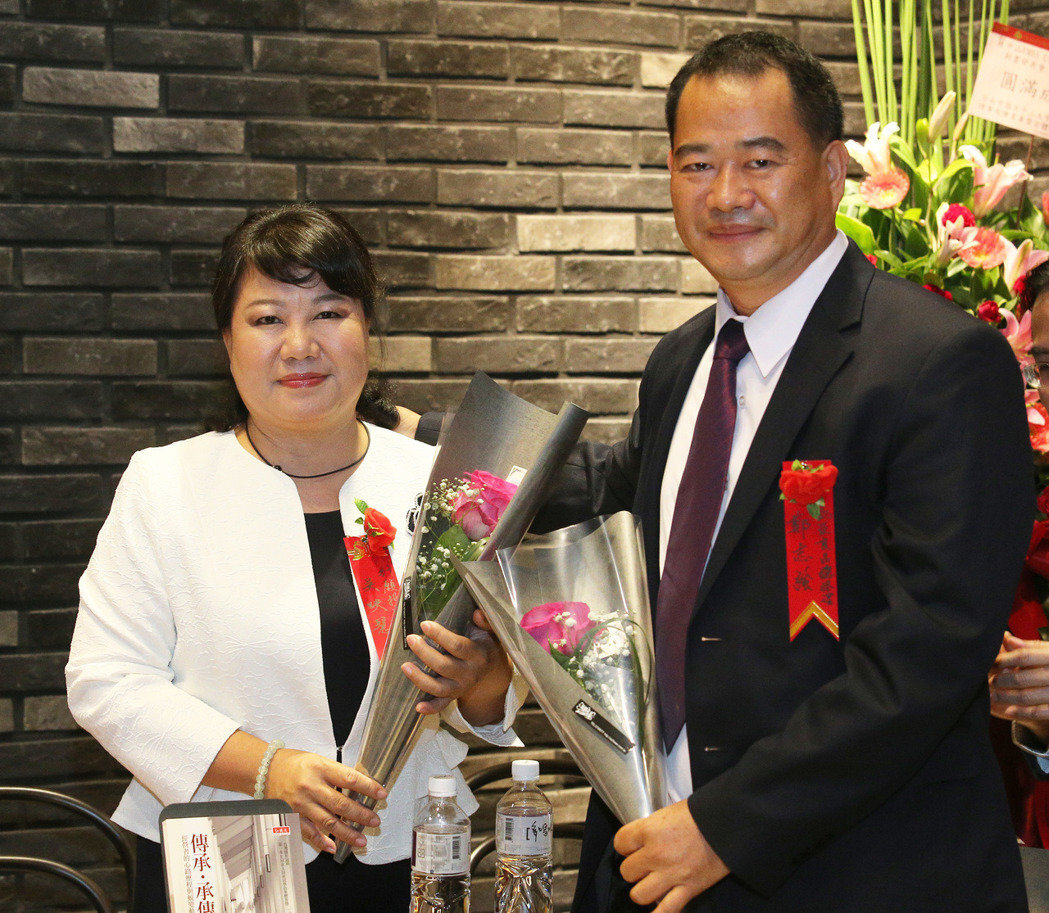 凱亞良品總經理鄭志強（右）和行願投資董事長吳映慧（左）夫妻，不但一起出書更是應屆畢業的同班同學。記者劉學聖／攝影圖片