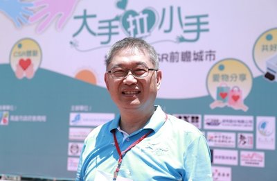 高雄市社會企業發展協會理事長、中山大學社會企業發展研究中心主任鄭義打造CSR平台。 圖／張世雅攝圖片