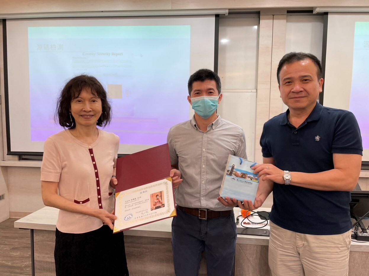 資管系陳嘉玫教授（左）、徐士傑教授頒發感謝狀及禮物予財團法人電信技術中心許博堯經理圖片