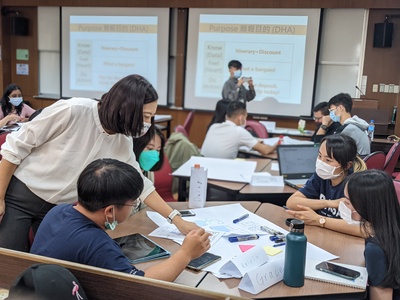 講師對提案隊伍進行指導圖片