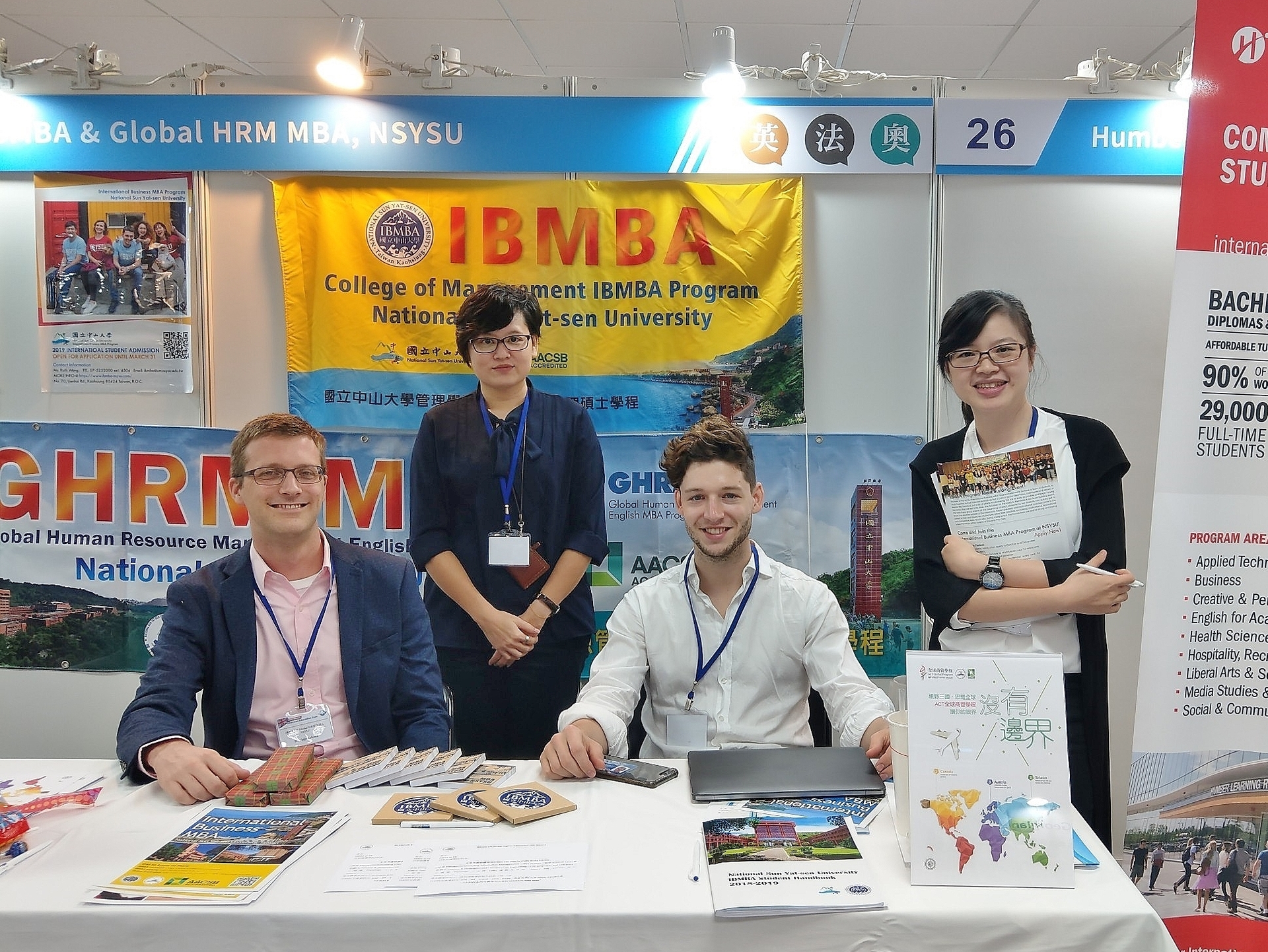 台北場由國際學程韋岱思副主任(左一)、GHRM MBA仲思齊同學(右二)及管院國際事務中心同仁駐點圖片