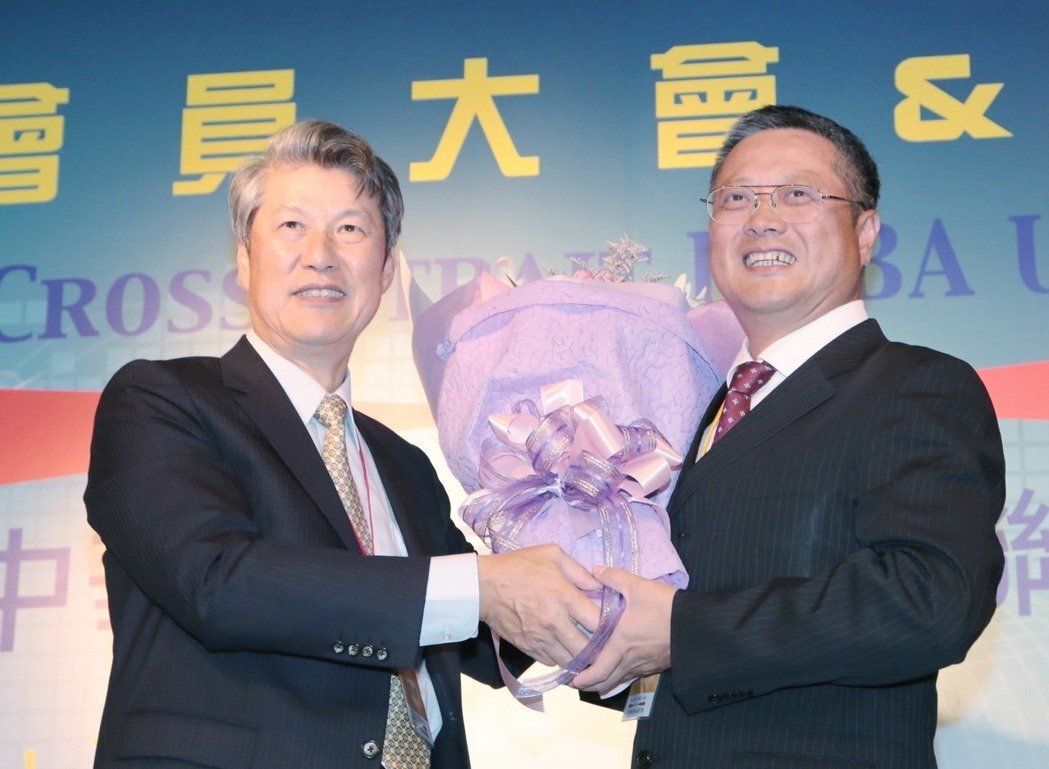 中華兩岸EMBA聯合會由創會理事長宋貴修（左），交棒給第三屆理事長黃輝（右）。 CSU聯合會／提供圖片