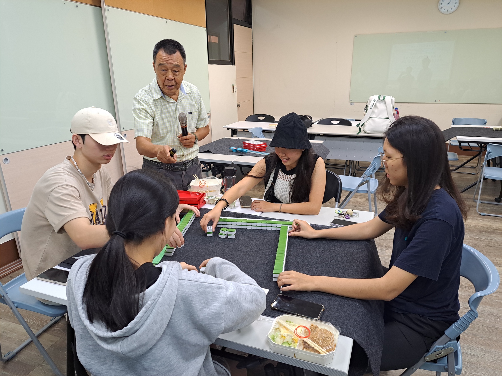 陳老師從旁指導同學們