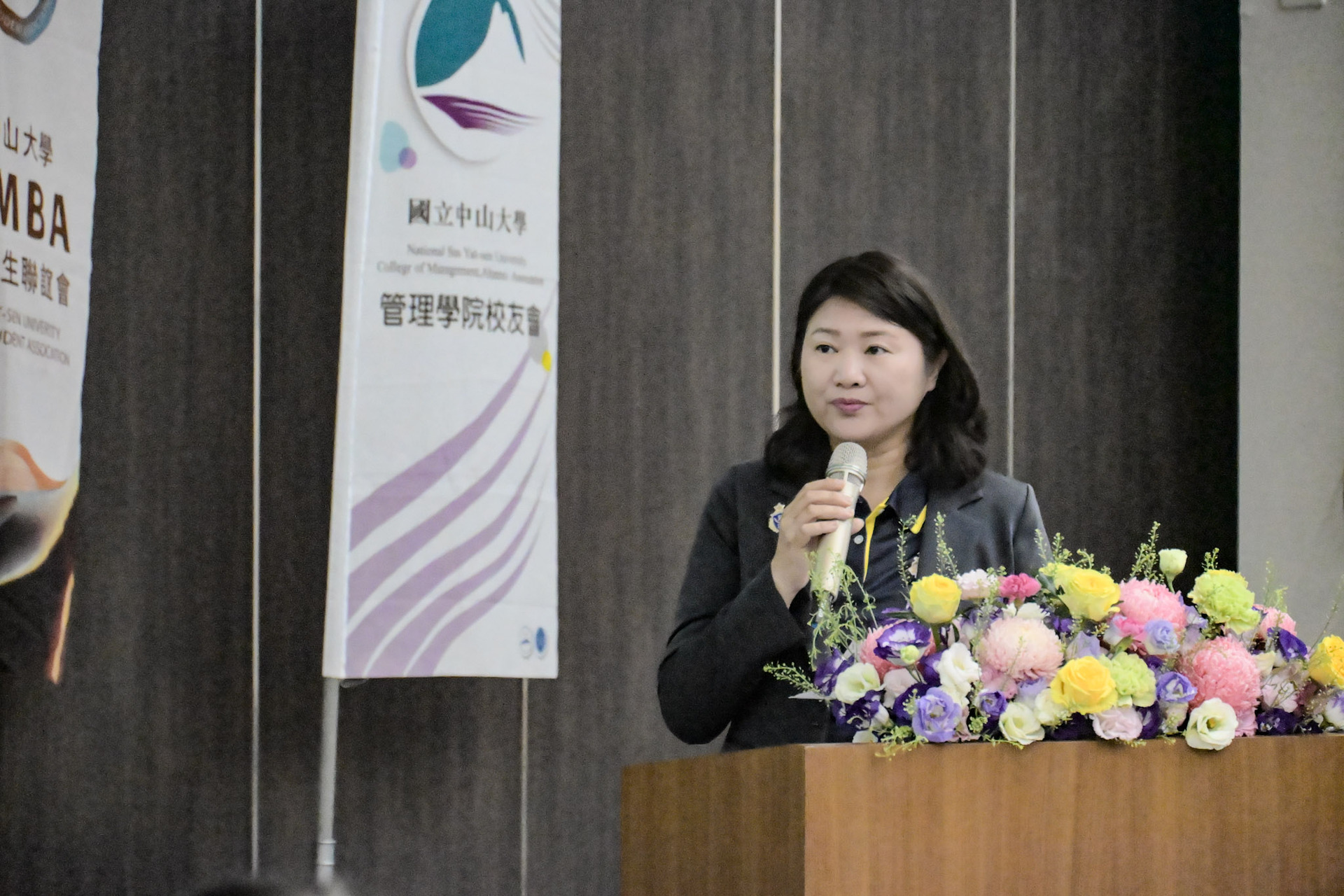 「管院校友回娘家」活動由 EMBA-22 郭加利學姊 主持。圖片