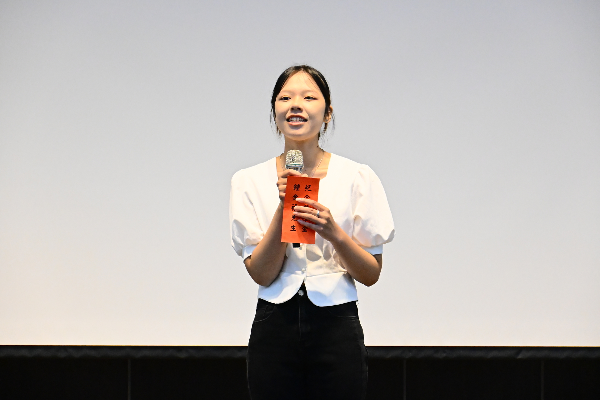 鍾金福獎助學金受獎人財管系林依婷回贈卡片並感言謝謝獎學金的幫助圖片