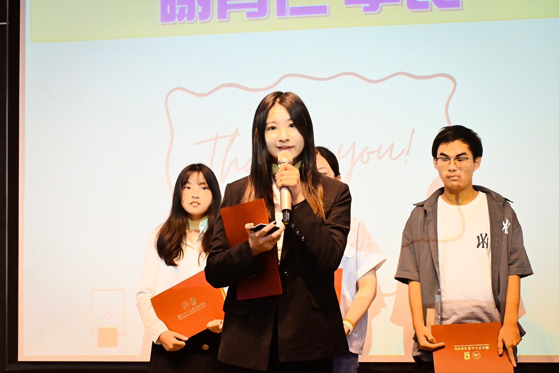 2.	謝明錢先生暨謝陳寶玉女士紀念獎學金」成績優異獎學金受獎學生代表企管系黃睦恩同學回贈卡片並感謝獲贈獎學金圖片