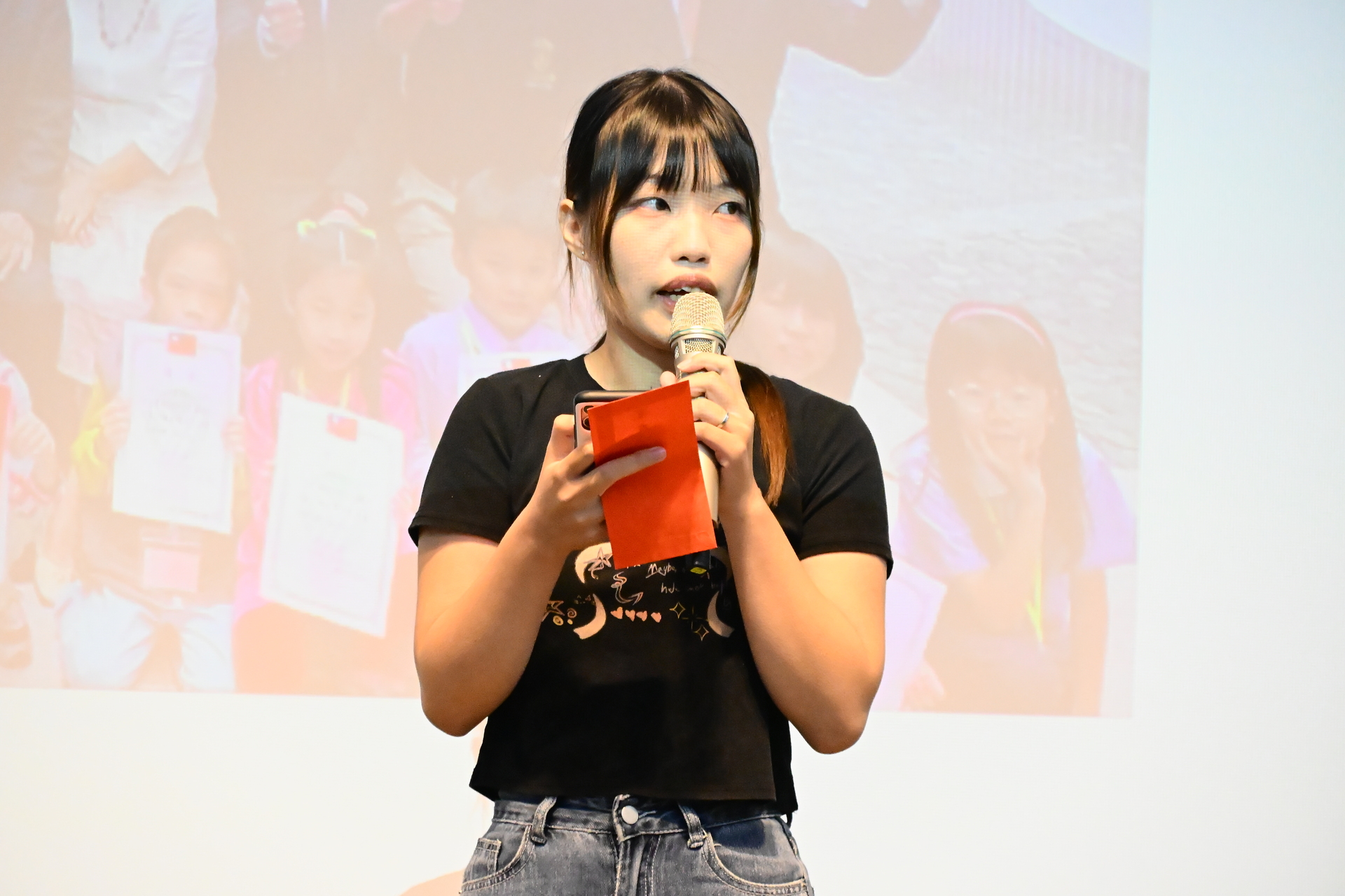 友友錦祿教育基金會獎助學金受獎代表學生企管系蔡安喬回贈卡片及感謝受獎圖片