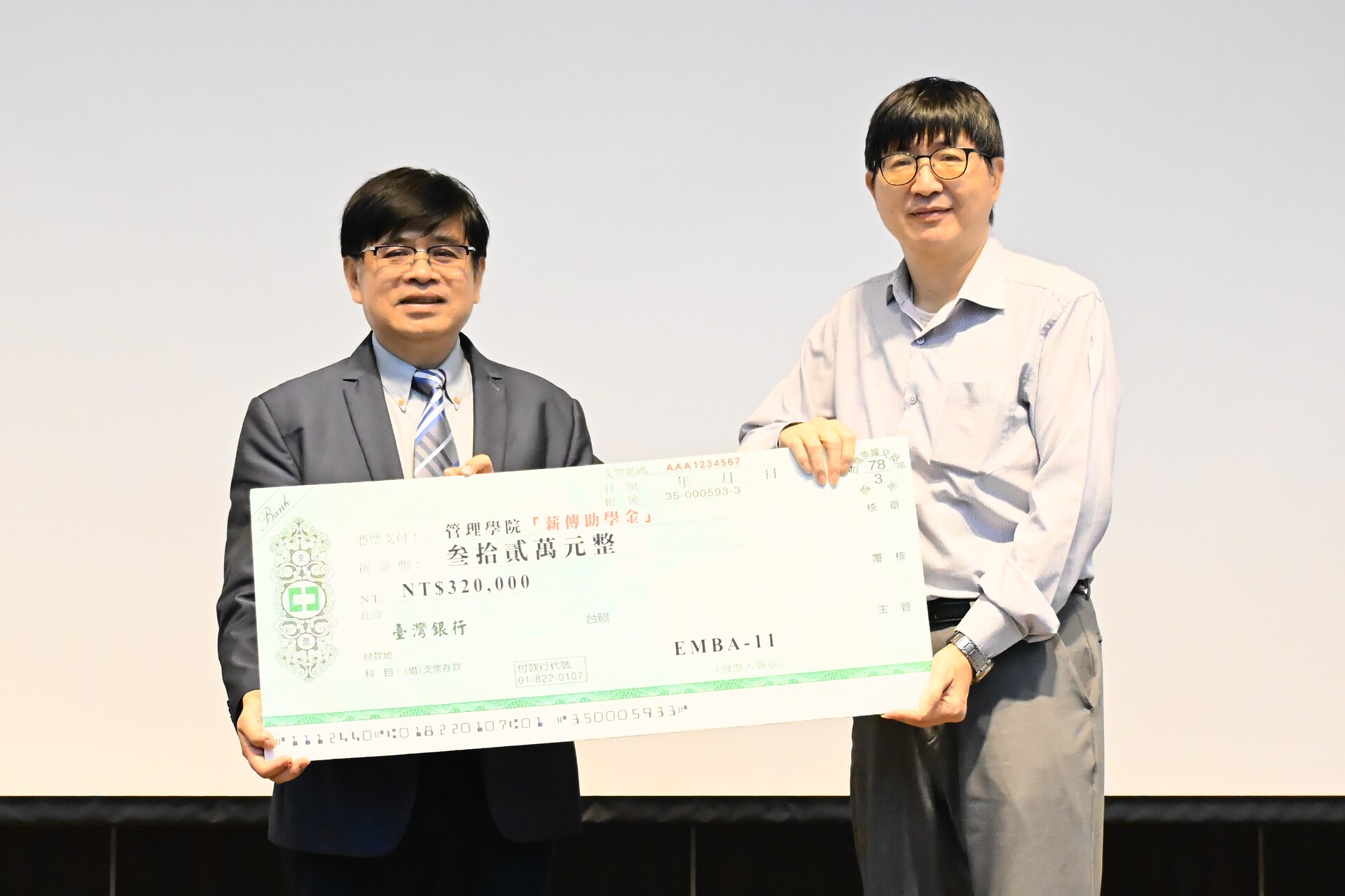 林豪傑院長代表管院感謝謝宗達學長代表EMBA11捐贈管院薪傳助學金圖片