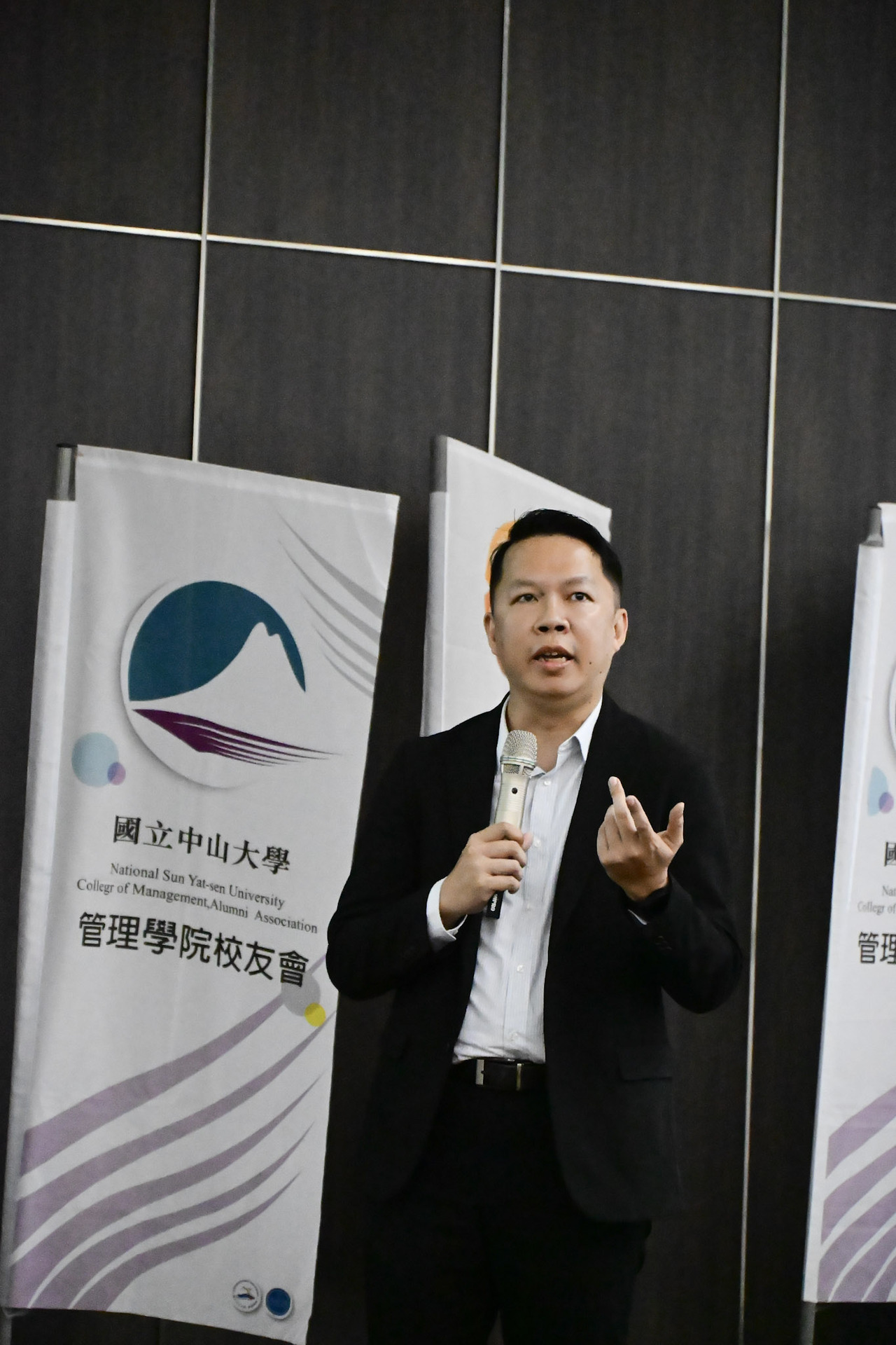 國際學程主任蔡宗霖誠摯引介國際學程傑出校友陳麗莎校長的事蹟圖片