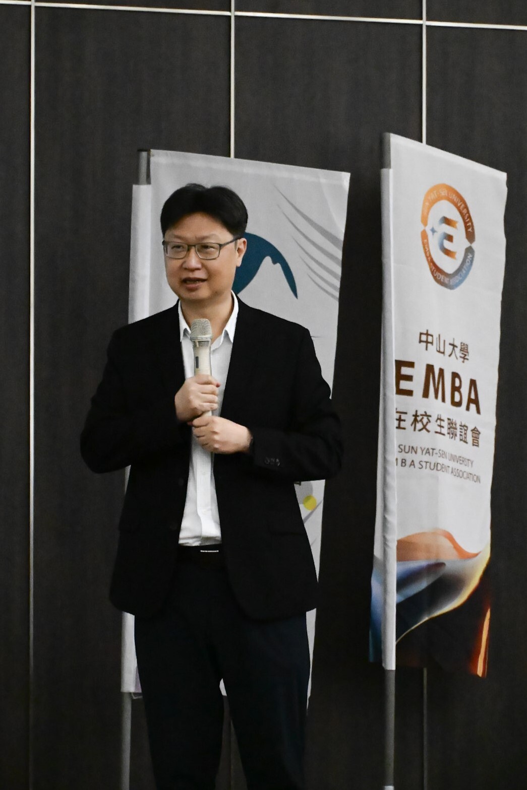 行傳所鄭安授教授隆重介紹傑出校友陳維鈞總經理圖片