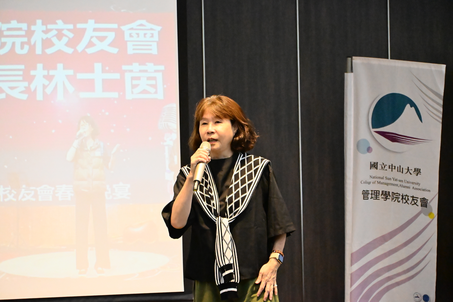 第21屆管院校友會林士茵會長致詞分享心情與獻上感謝圖片